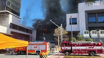 [YTN 실시간뉴스] 부산 공사장 큰 불...4명 사망·2명 심정지 / YTN