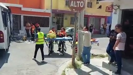 Camión de ruta 502 se estrella y se mete a casa en Santa Catarina