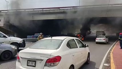 Se incendia vocho en la avenida Constitución
