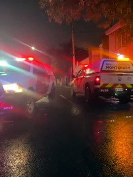 Chocan ruta Canteras y un automóvil en centro de Monterrey; hay 4 heridos