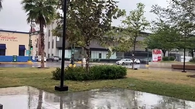Frente frío 45 llega con fuerte lluvia a Monterrey y área metropolitana