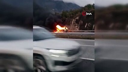 Hareket halindeki araç alev alev yandı! O anlar kamareda