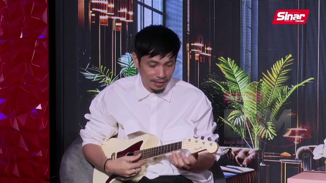 BBM: Mark Adam belanja lagu Si Katak bersama ukulelenya.