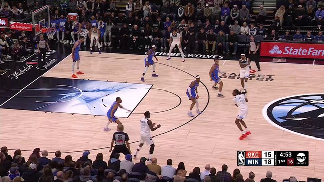 Edwards throws down a huge poster slam over Holmgren