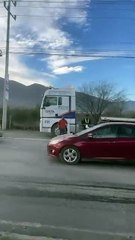 Abren circulación tras bloqueo en avenida Lincoln en García