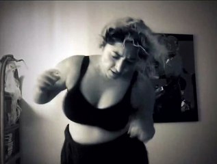 Kalben ilginç dans şovuyla olay oldu: Vücudumla barışığım dansı