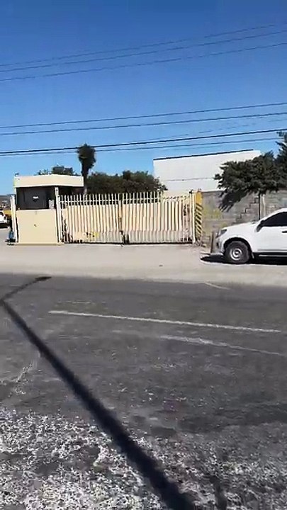 Pipa impacta a camioneta y deja dos lesionados en Escobedo (VIDEO)