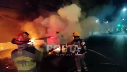 Hombre pierde su auto y 70 mil pesos tras incendio en Monterrey (VIDEO)