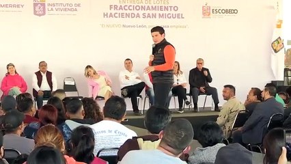 Samuel García entrega 852 lotes en Escobedo