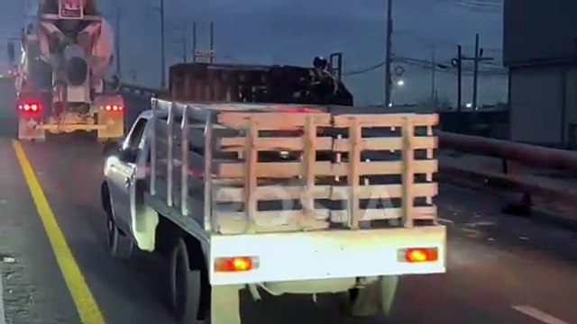Vuelca camioneta de fletes en el Libramiento Noroeste de Escobedo