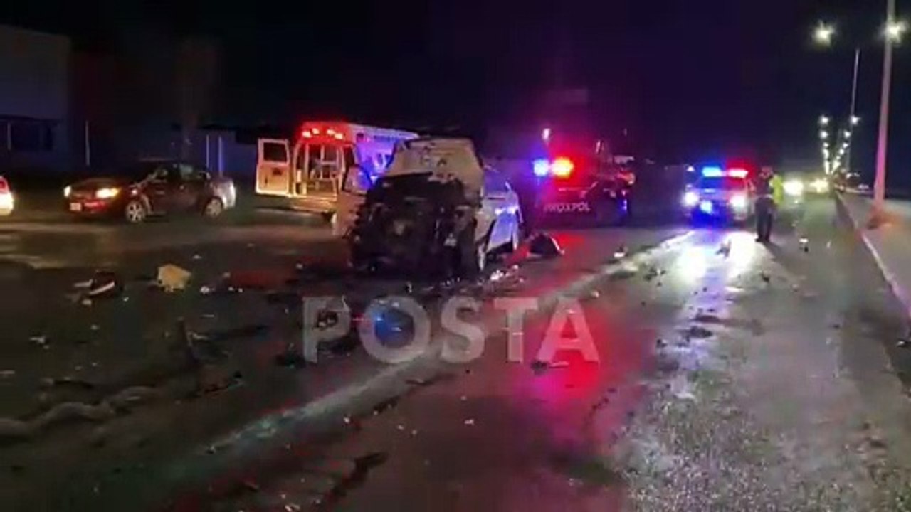 Choque entre automóvil y 2 camionetas deja 5 lesionados