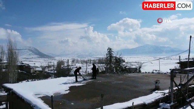 Adana'da kar yolları kapattı, kartpostallık görüntü oluşturdu