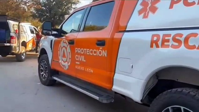 Hombre rescatado del canal de Santa Lucía por Protección Civil Nuevo León (VIDEO)