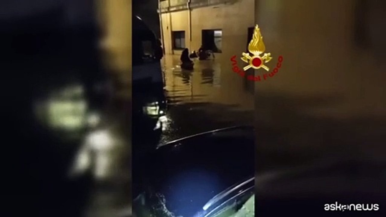 Nubifragio all'Elba, strade allagate: salvate persone nelle auto