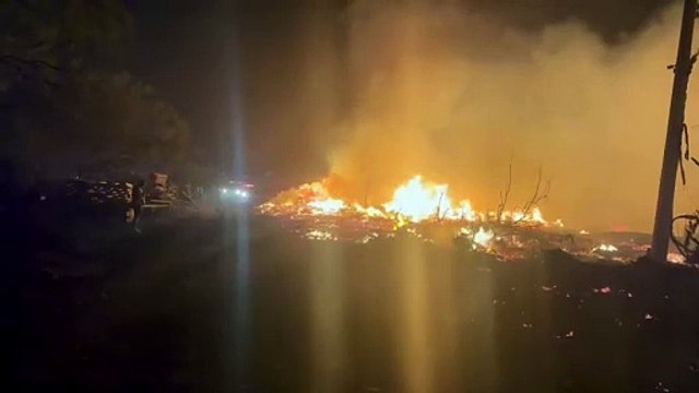 Intenso incendio en tarimera de Hidalgo, Nuevo León moviliza a rescatistas (VIDEO)