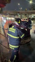 Por falla mecánica, vehículo se incendia en Venustiano Carranza