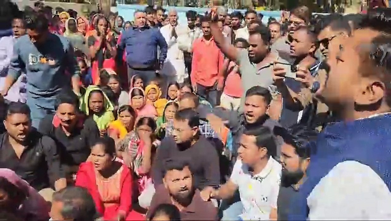 सर्व आदिवासी समाज व कांग्रेसियों ने किया आजाक थाने का घेराव, जमकर की नारेबाजी