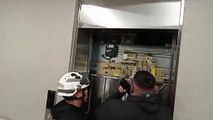 Emergencia en elevador: hombre atrapado es liberado por Protección Civil (VIDEO)