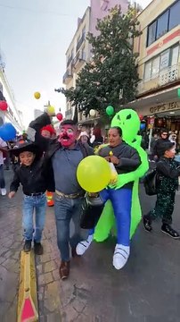 ¡Festejan a lo grande! Payasos llenan de alegría las calles de Toluca