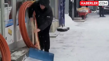 Sarıkamış'ta Yoğun Kar Yağışı, Vatandaşlar Temizlik İçin Seferber Oldu