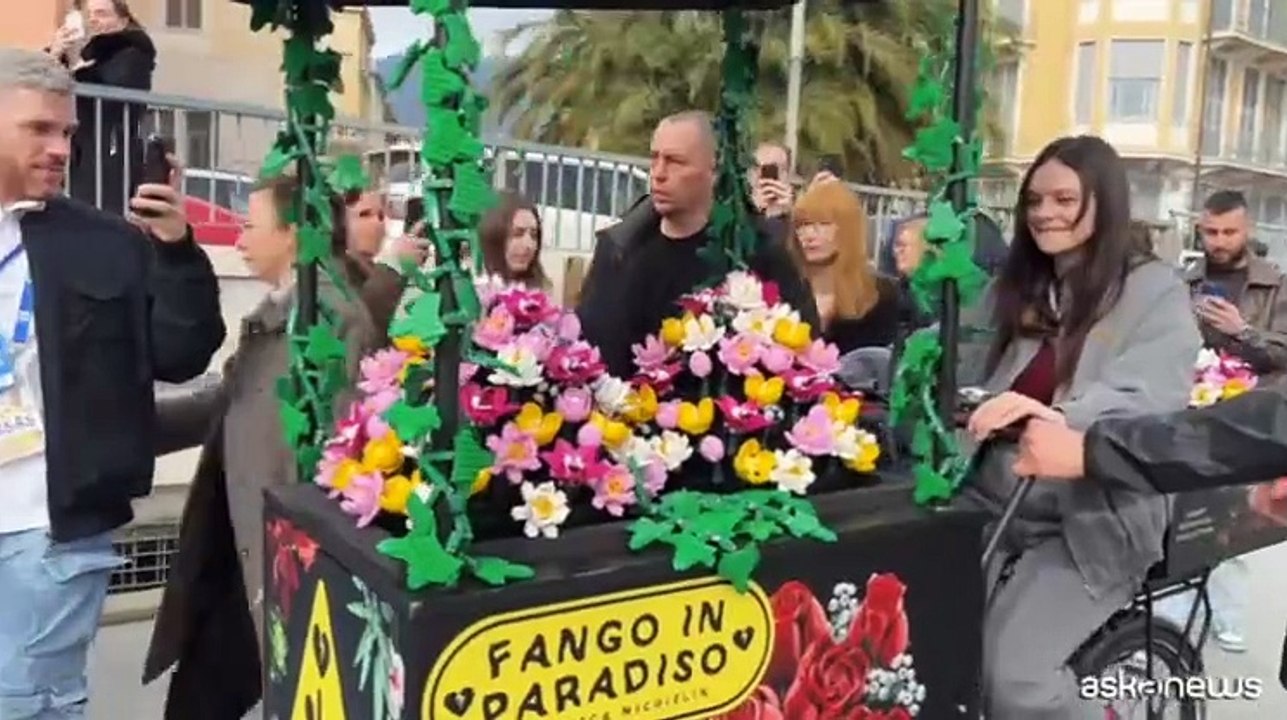 Sanremo, Francesca Michielin regala ai fan fiori Lego