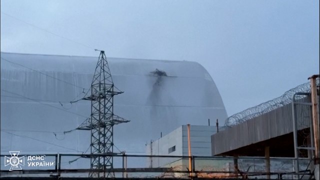 Zelenski denuncia que un dron ruso ha impactado en la central de Chernóbil