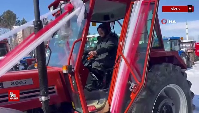 Sivas'ta sevgililer gününde annesine traktör hediye etti