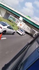 Accidente en autopista México-Pirámides deja tráiler partido en dos