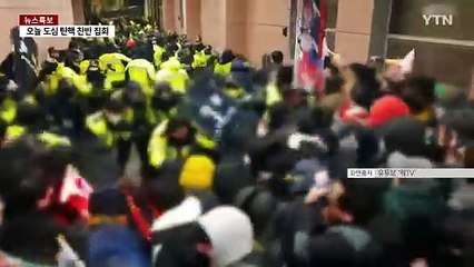 "아버지뻘 경찰관이 옷깃 뜯긴 채"...폭력시위에 트라우마 호소 / YTN