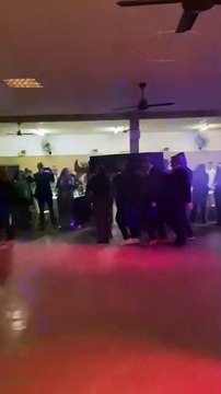 Padre celebra sus 50 años con entrada inspirada en baile viral (VIDEO)
