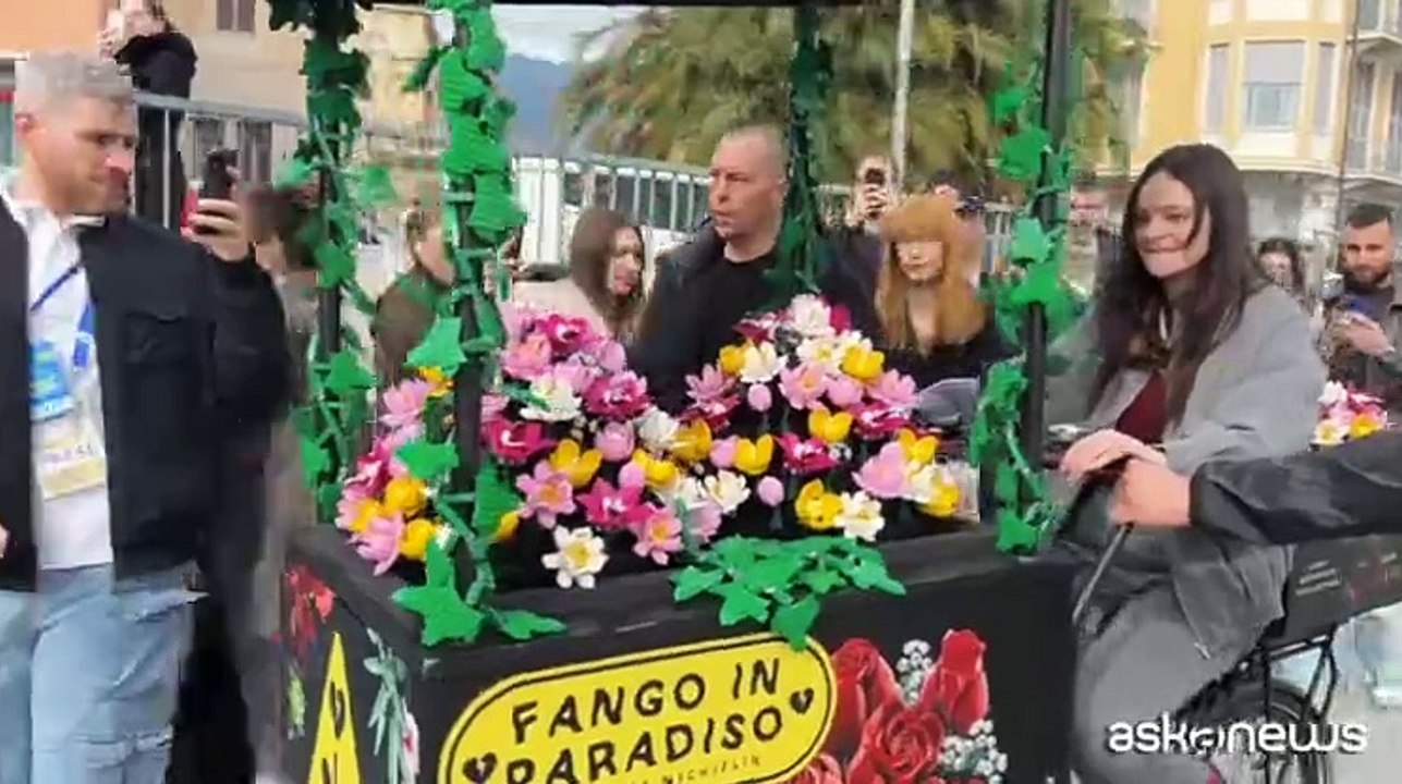 Francesca Michielin a Sanremo regala fiori Lego ai fan