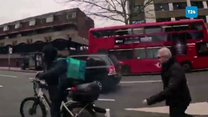 Londra'daki Türk Konsolosluğu önünde Kur'an-ı Kerim yakan şahısa böyle müdahale edildi