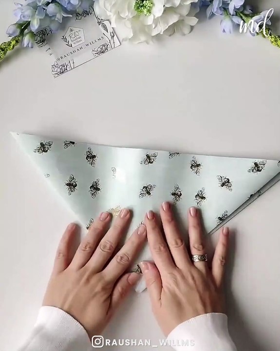 A cute and easy gift wrapping tutorial! 🎁