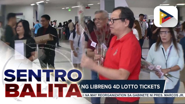 LRT-2, may iba’t iba din na handog sa kanilang mga pasahero Valentine’s Day; mga pasahero, nakatanggap ng bulaklak at iba’t ibang regalo