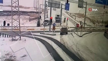 Ağrı’da çekici ile minibüs çarpıştı; 2’si ağır 8 yaralı