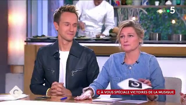 Cyril Féraud et Léa Salamé ont évoqué sur le plateau de C à vous le stress de Santa avant les Victoires de la musique