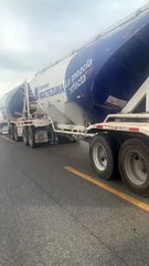 Alerta por bloqueos: roban patrulla e incendian autos en la Victoria-Matamoros