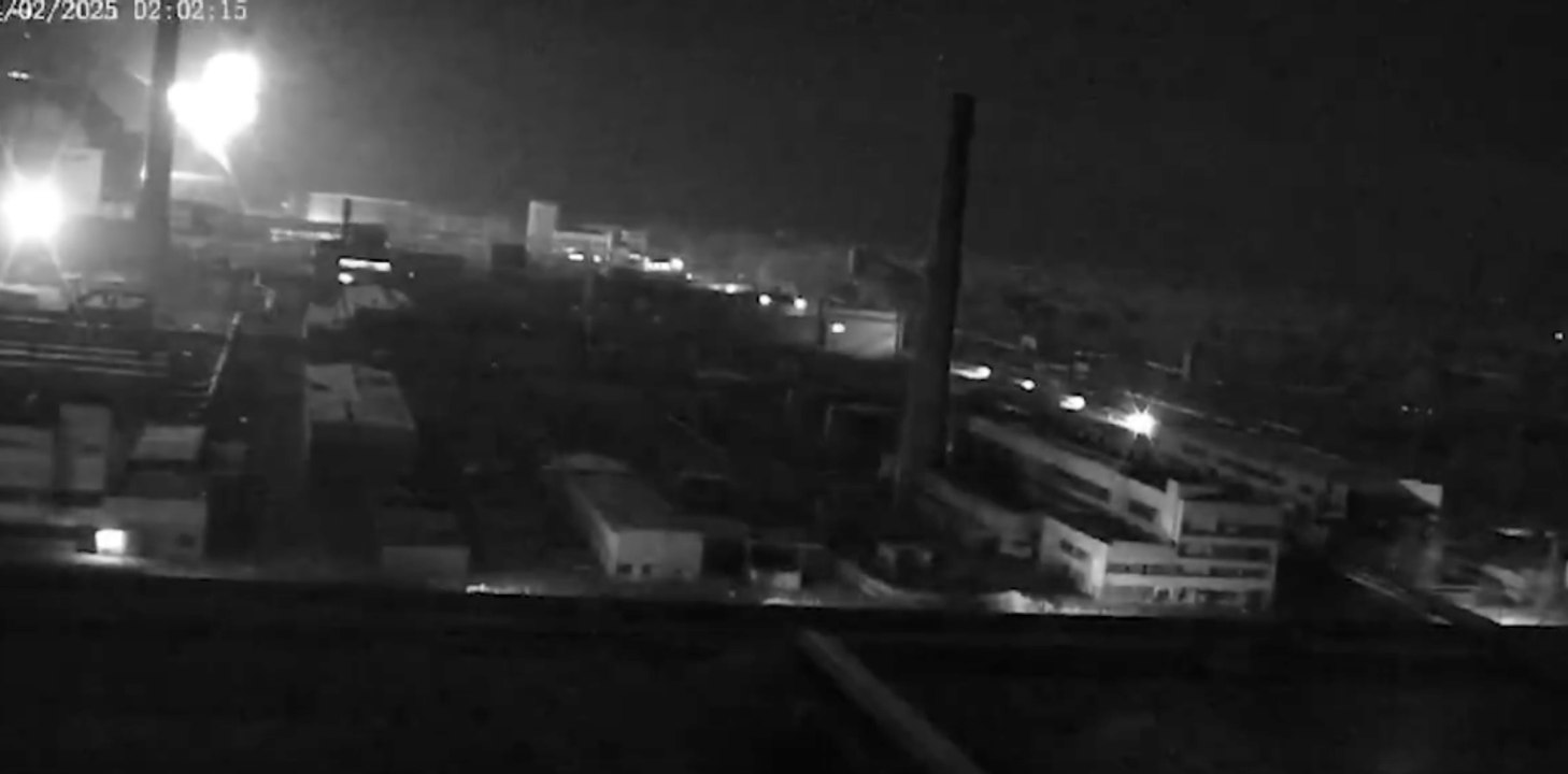 Momento del impacto del dron sobre el sarcófago que cubre la central nuclear de Chernobyl