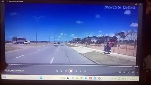 Persecución de dos motoladrones, luego de haber robado a turistas