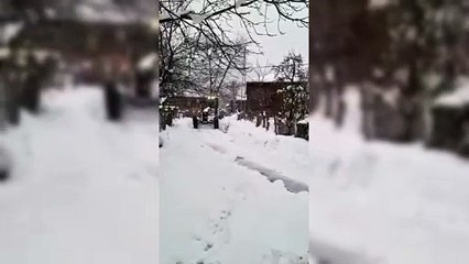 Ekipler hasta için karla kaplı yolu açtı