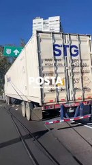¡Caos vial! México-Toluca colapsada; tráiler impactado contra muro de contención
