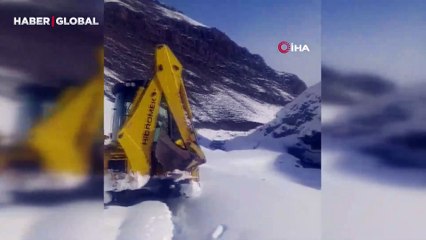 Patlayan su borusu devasa buz kütlesi oluşturdu