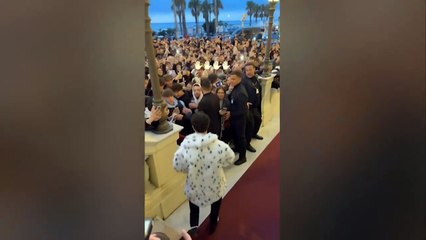 Tony Effe, delirio a Sanremo: fan impazziti fuori dall'albergo