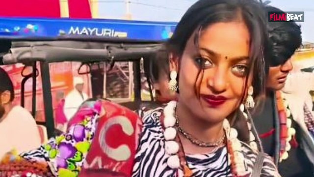Maha Kumbh: Viral Girl Monalisa ने Saree पहन फैंस के उड़ाए होश, Dance Video मचा रहा है धमाल !
