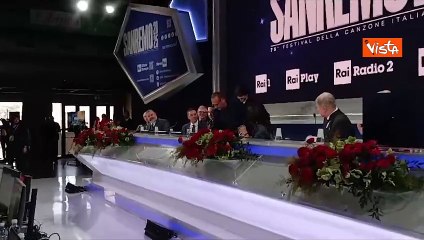 Carlo Conti accompagna in sala stampa Settembre: "Siediti tra agosto e..."