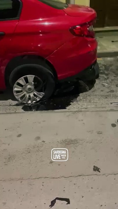 Alghero, auto travolge un rider e danneggia diverse vetture: il conducente fugge, poi viene arrestato