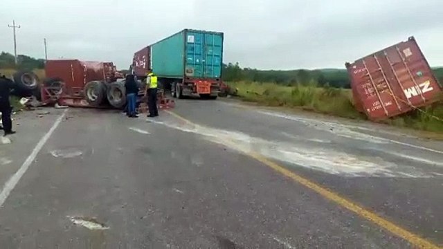 Cierran en Carretera Victoria-Monterrey por choque de tráilers