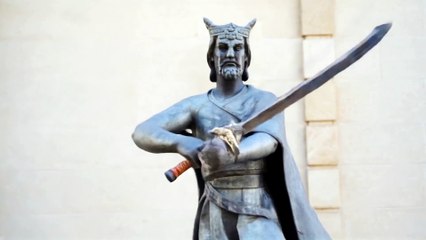 Vídeo del rey con una calle y una estatua en Soria que cobra vida con la Inteligencia Artificial (I)