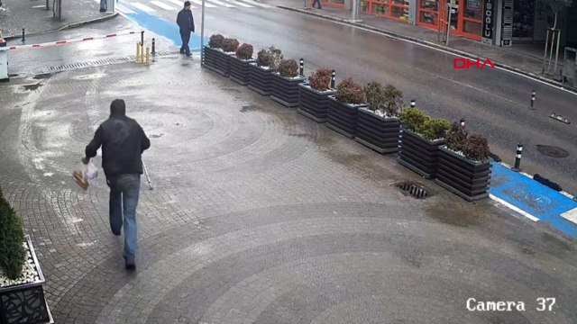 Koltuk değneğiyle sakat rolü yapan dilencinin, zabıtayı görünce koşarak kaçması kamerada!