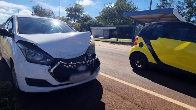 Colisão envolvendo três veículos é registrada na Avenida Tancredo Neves